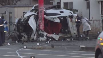 20代男性2人が乗った乗用車、道路脇の看板支柱に衝突　1人死亡、1人重傷　山梨