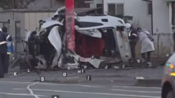 20代男性2人が乗った乗用車、道路脇の看板支柱に衝突　1人死亡、1人重傷　山梨