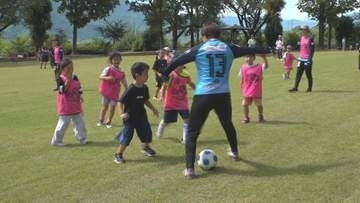 「一番は楽しむこと」　子どもたちを指導　FCふじざくら山梨の選手によるサッカー教室