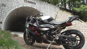 国道でバイク転倒　ツーリング中の50代男性が死亡　山梨・甲州市