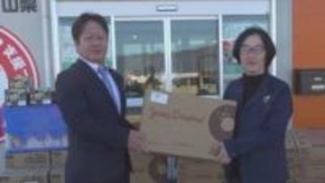 トヨタ関連会社でつくる2団体がフードバンク山梨に5000個の菓子などの食料品を寄付