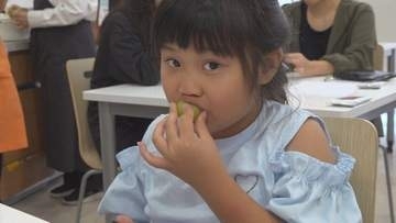 小学生の親子が旬のブドウを食べ比べ　「味の違いもあっておいしかった」　ブドウの魅力を学ぶ　山梨・中央市