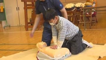 「10分間何もしなかったら、ほとんど助かりません」　夏休みを前に、水難事故想定の救急法の講習会　山梨・芦川小学校