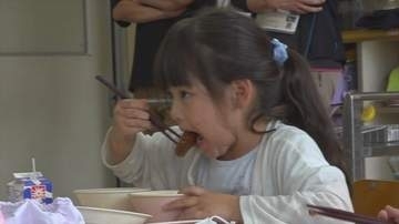 「美味しかった」　強い甘みが特徴の地元特産玉ねぎ使用のハンバーグ　児童が給食で味わう　山梨・大月市