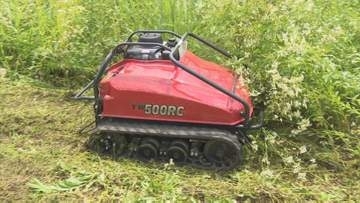 「熱中症も考えると非常に有効じゃないか」ラジコン草刈機を農家が体験　最大45度の傾斜に対応　山梨・富士川町