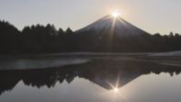 Wダイヤモンド富士の初日の出に「神秘的で今年1年もがんばれそう」　約2000人が鑑賞　山梨・富士河口湖町