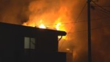 「ものの数分で上まで火が立ち上がっていた」　甲府市で住宅1棟全焼　焼け跡から遺体　一人暮らしの高齢男性か