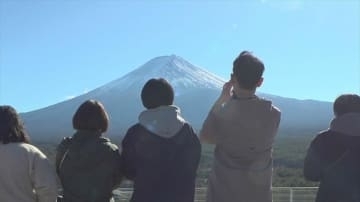 「感動しながら食べた」ほぼ正面に富士山を見ながら黙々と食べる　高さ55mの展望台で恵方巻　山梨
