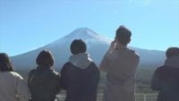 「感動しながら食べた」ほぼ正面に富士山を見ながら黙々と食べる　高さ55mの展望台で恵方巻　山梨