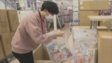 「お買い得な企画をたくさん用意」ポップの掲示や福袋の陳列など　総合スーパーで初売り準備　山梨