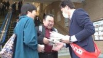 「家庭で食べる機会が減っている」　4月10日は『ほうとうの日』　駅前でほうとう麺700袋を無料配布　山梨