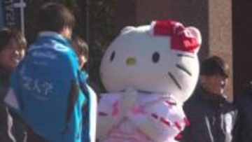 ハローキティが選手を激励　箱根駅伝出場の山梨学院陸上競技部へお守りとタオルを贈る
