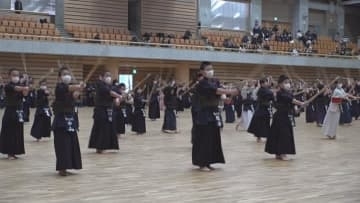 大きな声で「えい！」約500人が剣道の稽古はじめに参加　山梨・甲府市