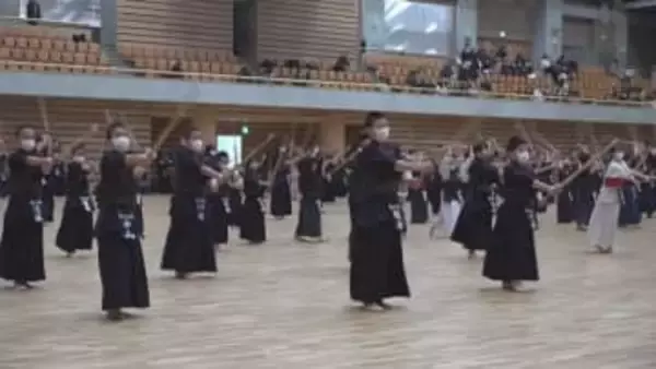 大きな声で「えい！」約500人が剣道の稽古はじめに参加　山梨・甲府市