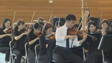 「心が震えて感動した」　国内トップクラスのオーケストラ　中学校で演奏会　生徒が指揮者体験も　山梨・都留第一中