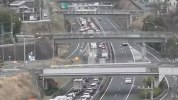 【中央道】　上り線でキャンピングカーが横転　上野原ICを越え4㎞の渋滞　【午後3時30分現在】