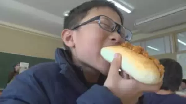 「スラッピー・ジョー」、「コブサラダ」、「ポテトチャウダー」　給食で学ぼうアメリカ合衆国！　市内の小学校で特別授業　山梨市