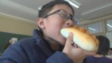 「スラッピー・ジョー」、「コブサラダ」、「ポテトチャウダー」　給食で学ぼうアメリカ合衆国！　市内の小学校で特別授業　山梨市