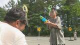 「夏の暑さを吹き飛ばす　家族や友人らで水鉄砲打ち合う　清里丘の公園夏祭り　山梨」の画像1