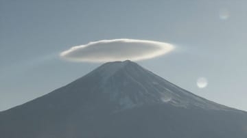 富士山　周囲に雲なく、山頂にだけポッカリ　雲の淵は虹色のような色彩も　山梨