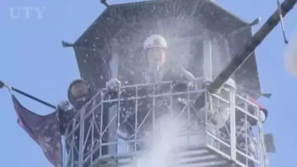 「地区の安泰と部員の健康を祈願」　寒さの中、放水に耐える　大正時代から続く消防団の伝統の出初式