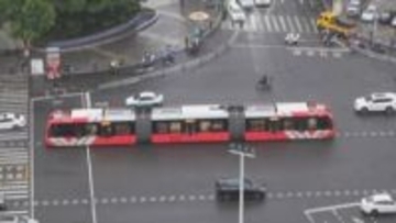 「高度な運行管理システムに驚いた」　富士トラム導入に向け、知事が中国で実用化されたトラムを視察　山梨