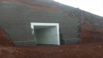 富士山　135人が入れるシェルター　下山道に2基設置が完了　財源は登山者の通行料　2031年度までに13基の方針