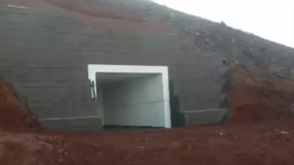 富士山　135人が入れるシェルター　下山道に2基設置が完了　財源は登山者の通行料　2031年度までに13基の方針