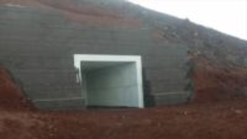 富士山　135人が入れるシェルター　下山道に2基設置が完了　財源は登山者の通行料　2031年度までに13基の方針