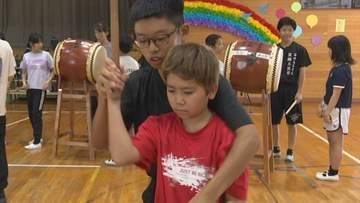 「感動できるような演奏をしたい」　高校生から小学生が太鼓で交流　県内でも珍しい“樽太鼓”の演奏教わる　山梨・笛吹市