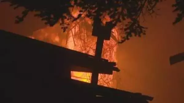 「すごかった。一気に燃えちゃって」激しく燃え上がる炎　空き家や倉庫、車2台が全焼　山梨・甲州市