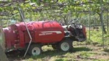 ブドウ畑で農薬散布車の下敷き　72歳男性が死亡　一人で消毒作業中　手伝いに来た知人が発見　山梨・韮崎市