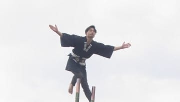 息をのむ空中妙技　新年を祝う伝統のはしご乗り　「遠見」「しゃちほこ」など技を次々披露　山梨