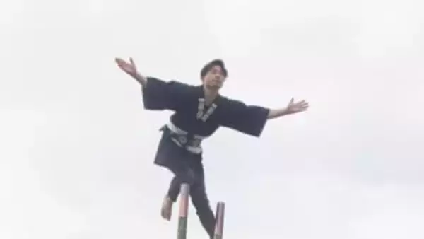 息をのむ空中妙技　新年を祝う伝統のはしご乗り　「遠見」「しゃちほこ」など技を次々披露　山梨