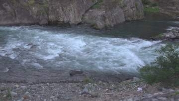 「男の人が流されている」と通報　釣りをしていた84歳の男性が死亡　山梨・桂川