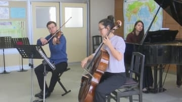 「歌っていて気持ちよかった」　小学生が生演奏で校歌斉唱　オーストリアの若手演奏グループのミニコンサート