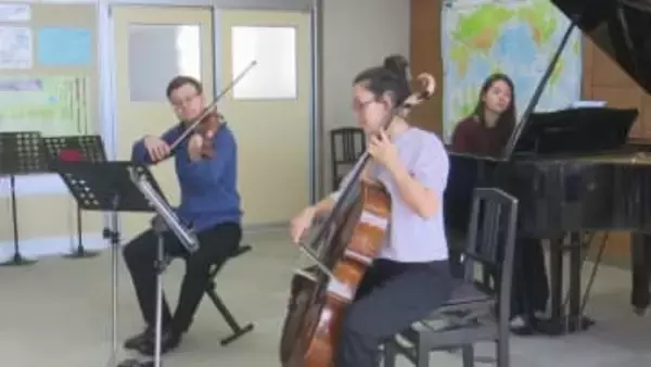 「歌っていて気持ちよかった」　小学生が生演奏で校歌斉唱　オーストリアの若手演奏グループのミニコンサート