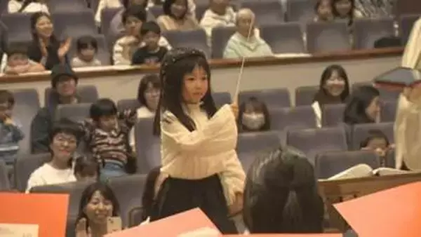 小さなマエストロたちがオーケストラを前に堂々とした姿でタクトを振る　こどもの日演奏会　山梨・甲府市民吹奏楽団