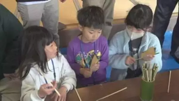 「神社は楽しむところでもある」子どもたちが神社の神職と遊び、箸作りにも挑戦　神社に親しむ集い　山梨・身延町