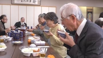 きょうは七草の日　1年の無病息災を祈願　寺で鏡餅や小豆の入った独特な七草粥ふるまう　山梨・甲斐善光寺