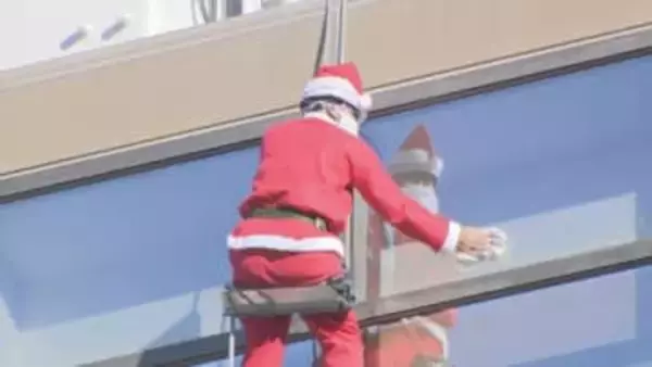 「明るい気分になれた」駅ビルに窓ふきサンタ現る　高さ23ｍで96枚のガラスを拭き上げる　山梨・甲府駅