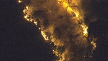 【LIVE画像あり】「火の手が家の方に回ってきたら怖いな」山林火災の延焼続く　集落まで数百メートルに迫る　9日早朝に消火活動を再開へ　山梨・上野原市