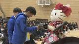 「ハローキティが高校に駆け付け　ビジネスコンテスト入賞の生徒を祝福　山梨・駿台甲府高校」の画像1