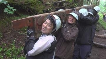 老朽化で解体された神社の木材　復元に向け人力で搬出　アウトドアブランド運営会社の社員がボランティア　山梨・富士吉田市