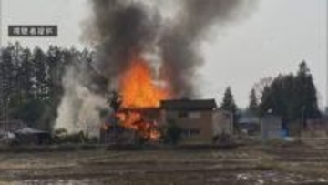 長岡市で住宅火災「屋根を破りそうな形で火が」成人男性2人が搬送【新潟】