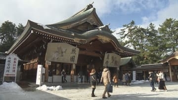 雪が弱まり青空が見えた…さあ初詣へ　「健康第一でいこう！」新年への思い込めて参拝【新潟】