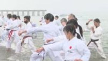 雪が舞う海岸で空手の寒稽古　佐渡の海で心身を鍛える【新潟・佐渡市】