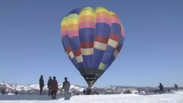 雪原から青空へ飛行  おぢや風船一揆【新潟】