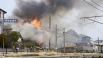 駅に隣接する住宅で火事 少なくとも2棟以上に延焼、焼け跡から2遺体 夫婦と連絡取れず【新潟】