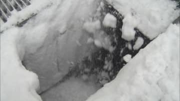 除雪作業中の男性2人が雪を流す「流雪溝」に流され行方不明、詰まり解消させようと中で作業【新潟･十日町市】